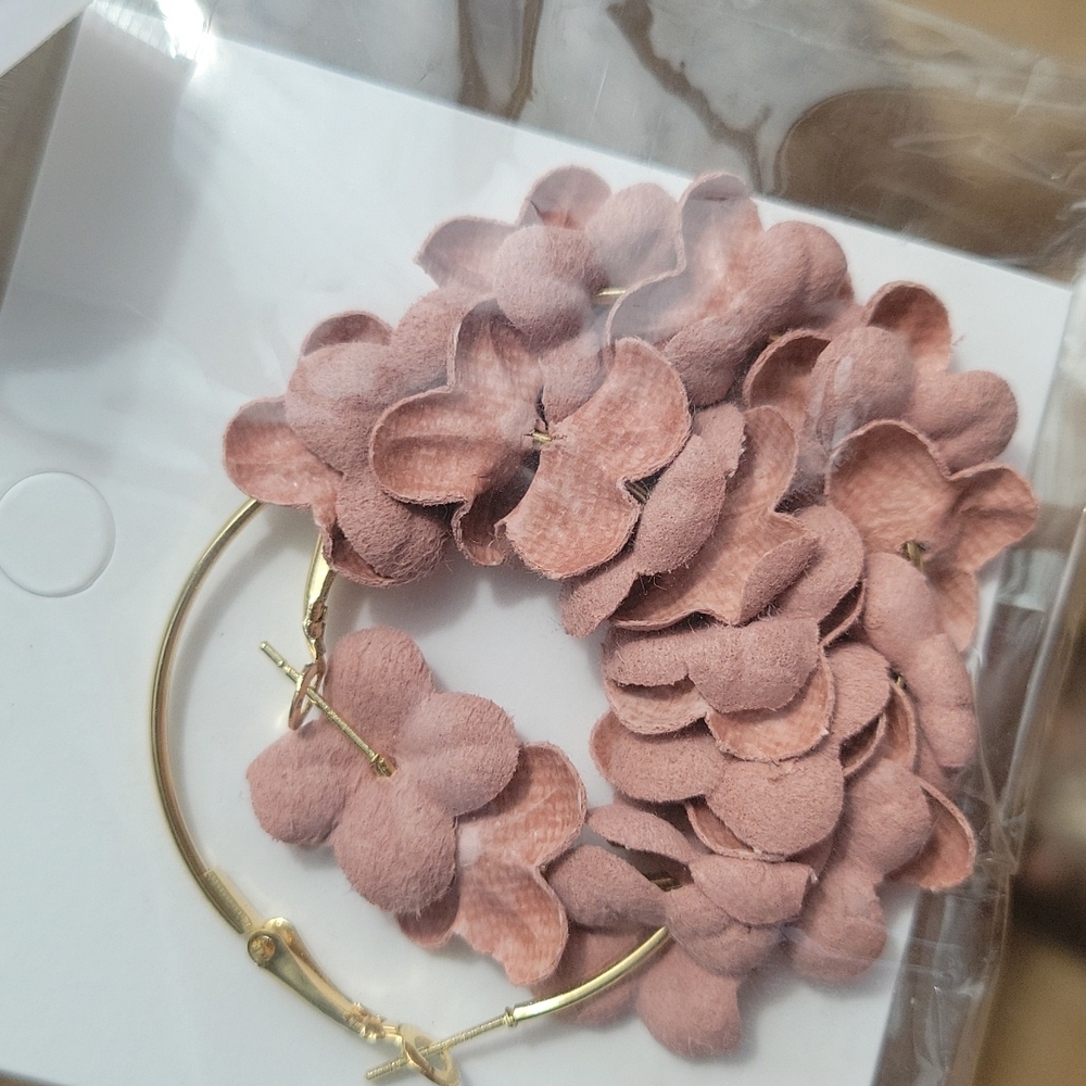 Pink flower hoop earrings - Picture 4 of 4
